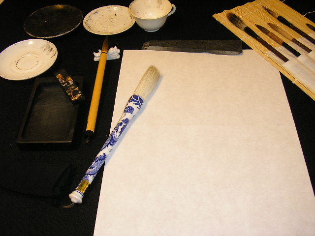 Materiales de pintura sumi-e: papel de arroz, tinta y pincel oriental