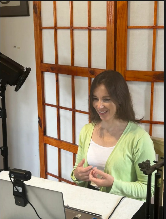 Carina Gulio dando una clase de sumi-e